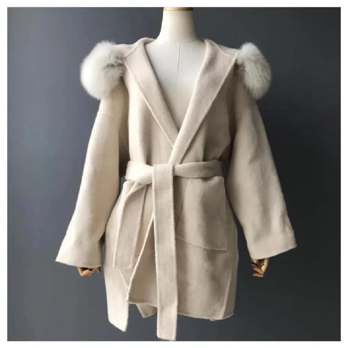 Beige kappa med huva och pälskant