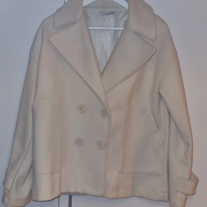 Kappa från Design by Si  - Kappa från Design by Si i färgen off-white. Aldrig använd.