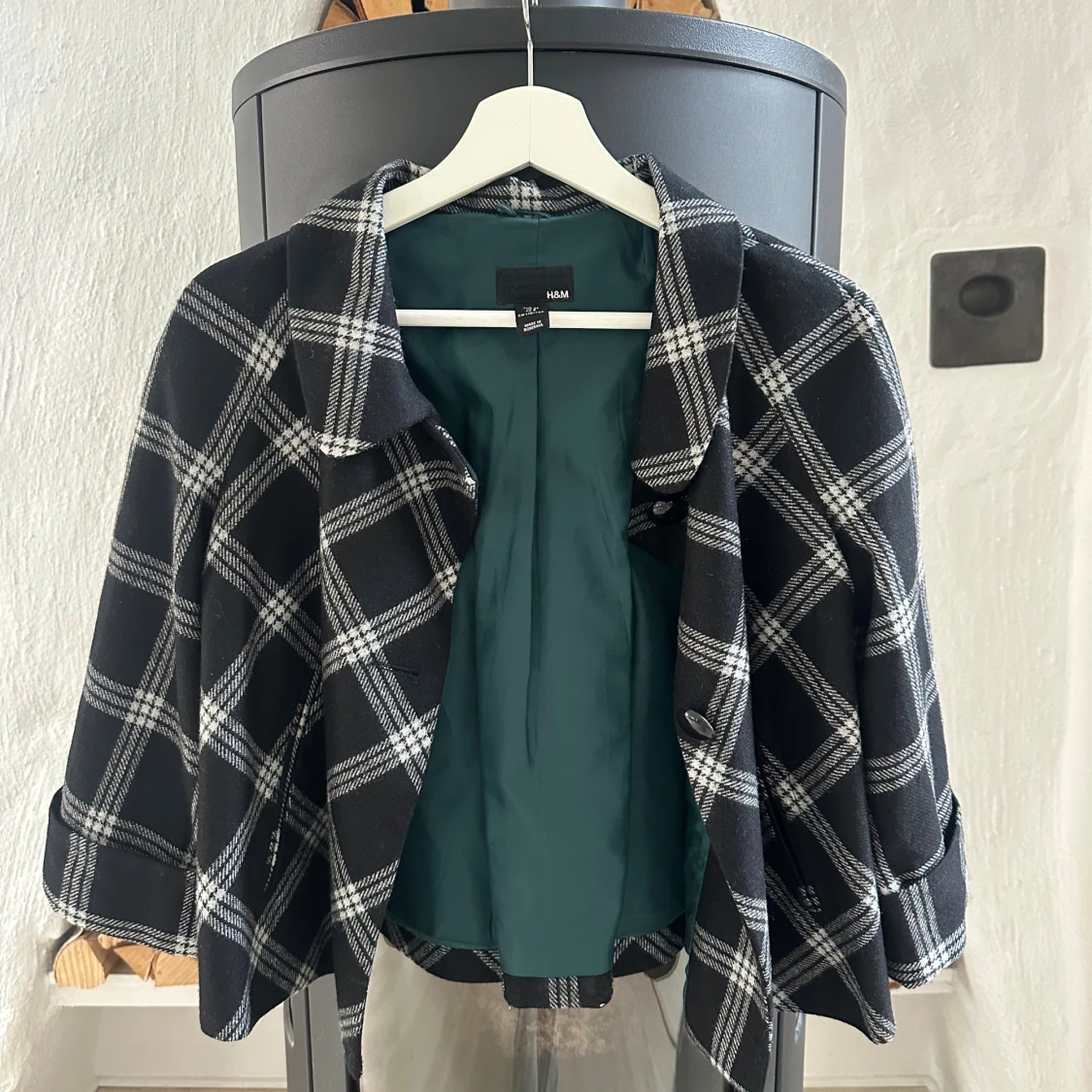 Rutig svart kappa från H&M, strl 38 - 1