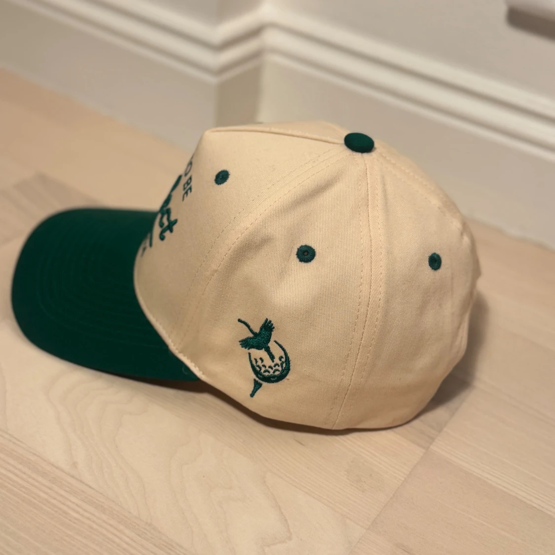 Beige och grön keps Parfect 2024 - 1