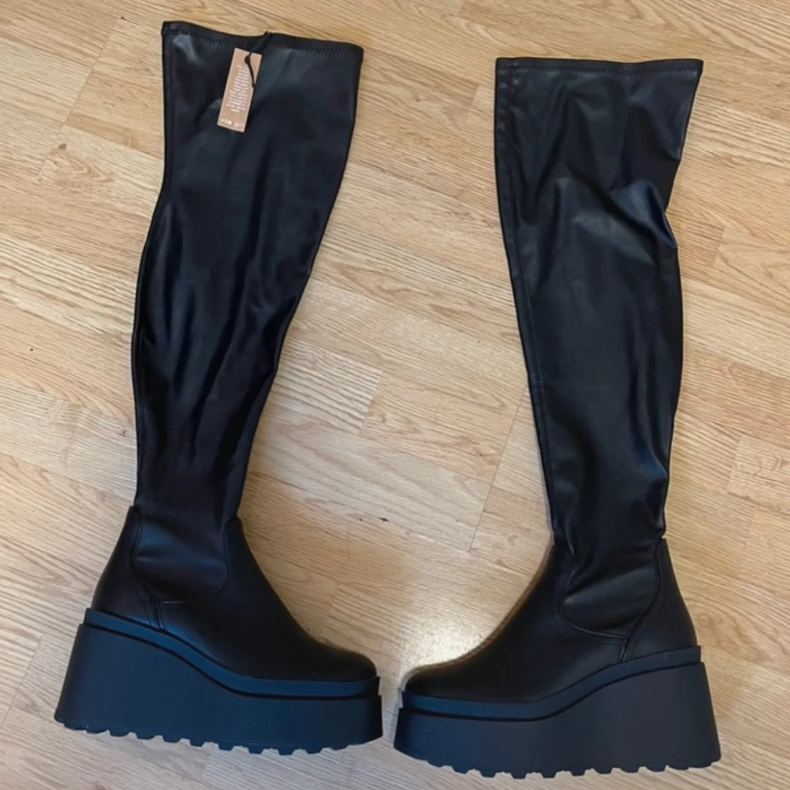 Svarta overknee boots med platå