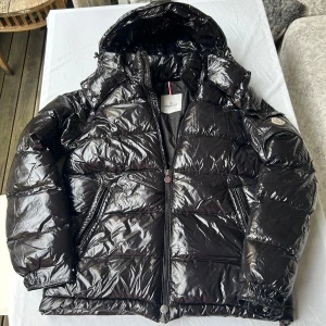 Moncler maya storlek 2 (M) - Säljer min gamla Moncler maya då den är för stor faktiskt. storlek 2 vilket motsvarar M. Använd 1-2 månader förra året. Ny pris 18.000kr mitt pris 3099 kan gå ner i pris snabb affär🙌🏼 hör av dig vid minsta lilla fundering‼️😀 skickar efter 1 dag😁