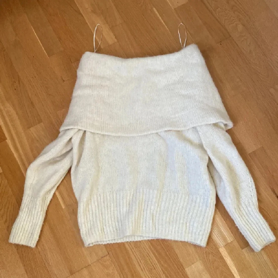 Stickad off-shoulder tröja! - 1