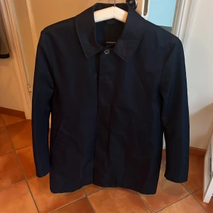 J. Lindeberg Jacka - Säljer nu min jacka från J.lindeberg då den är lite för liten. Den passar perfekt nu på lite regnigare dagar☺️Jackan är i fint skick, inga defekter | Passar inte priset så lägg ett bud! Nypris ca 3k✨