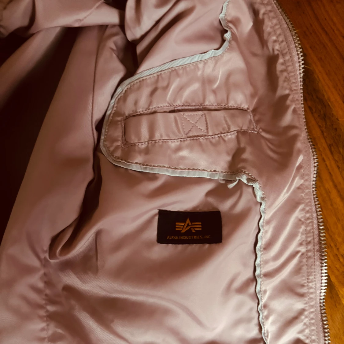 Rosa bomberjacka Alpha Industries M - 4