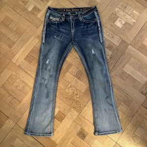 Vintage rock revival jeans - SJUKA jeans med as najs fade från rock revival i storlek 33. Skickas i mycket bra skick som ses på bilderna, skriv om du har fler frågor. Innerbenslängd:75 Midja: 42 🩵🩵🙌 Priset är satt för att sälja snabbt ✅