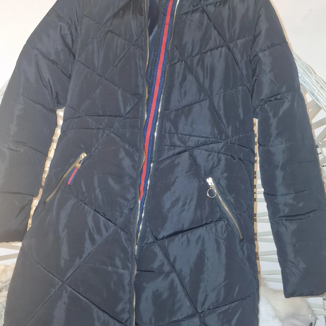 Svart lång dunjacka med fuskpäls - 4