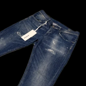 Dondup George med slitningar - Tja säljer nu dessa dondup George i st35, dem har eftertraktade och feta slitningar samt en skön tvätt, inga defekter! Hör av er vid minsta fråga eller fundering✌️(obs lappen ingår inte den är bara där för skyltning)