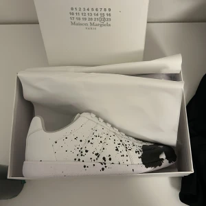 MMG-skor med färgstänk - MMG-skor med färgstänk, väldigt unika och stilrena.