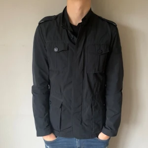 Woolrich fieldjacket - Fint skick inga defekter | modellen är 185 cm lång och väger ca 78 kg, Dm för frågor eller mer🙌