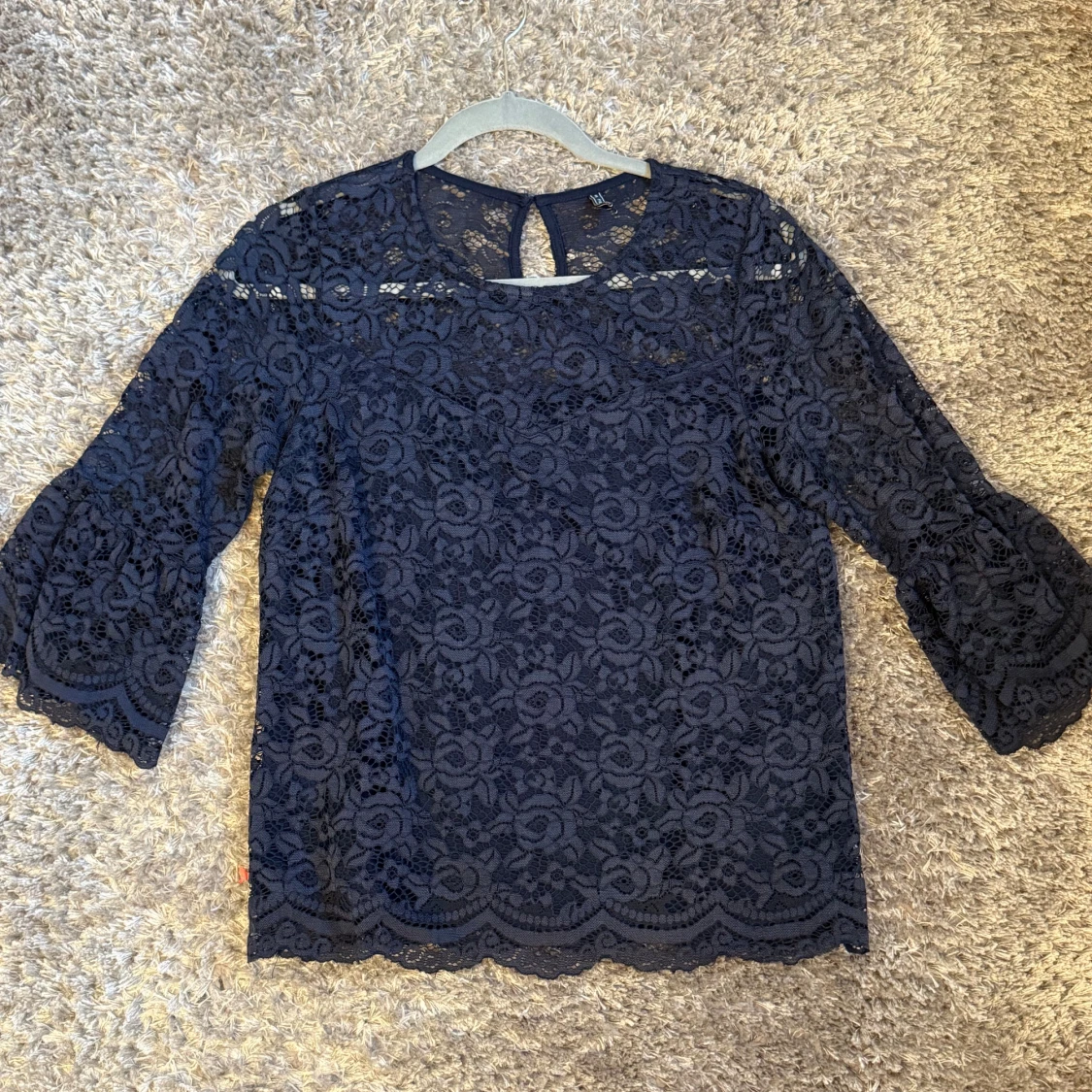 Mörkblå spetsblus från Freequent