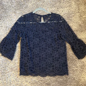 Mörkblå spetsblus från Freequent - Jätte fin blus som tyvärr aldrig använts