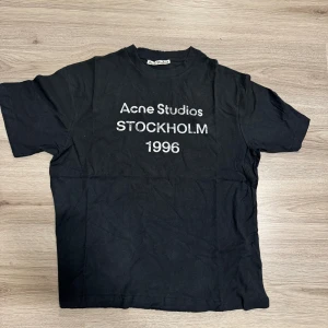Acne studios tröja - Helt ny! Kvitto finns. Jag är 170 och den är lite för stor det är därför den säljs. Den är xs.