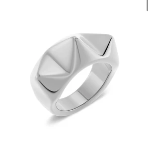  silverring Edblad - Cool och chunky ring i silverfärg med en unik geometrisk form. Ringen har en bred design och blanka ytor som ger ett modernt och edgy intryck. 