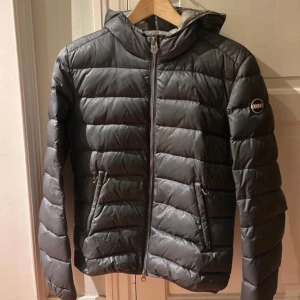 Colmar jacka  - säljer den här colmar jacka i storlek 34, då den inte längre kommer till användning! bra skick men finns täcken på användning. priset kan diskuteras!