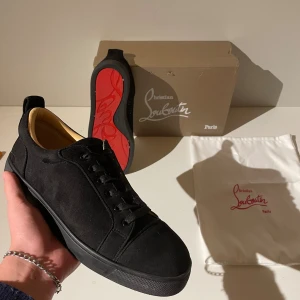 Louboutin skor  - Feta svarta Loubs i använt skick | Finns tecken på användning | Box o dustbag medföljer | först till kvarn!