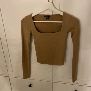 Beige långärmad topp från Amisu - Säljer en beige långärmad topp från Amisu i storlek XXS men passar mig som har storlek S på tröjor. Materialet är mjukt och stretchigt, perfekt för dig som gillar en clean och enkel look. Passar dig som vill ha en basic topp med snygg passform.