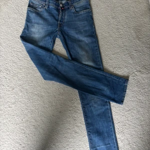Tramarossa jeans - Säljer nu ett par riktigt snygga och bekväma tramarossa jeans i fint skick sitter riktigt snyggt på och är sjukt lätta att passa med många olika plagg, Priset kan diskuteras vid snabb affär  