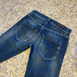 Dondup jeans slim fit herr w30 - Dondup jeans i straight slim fit. Riktigt fet wash med små diskreta slitningar. Passar dig som inte tycker om skinny jeans looken. Mycket bra skick nästan nya. Nypris 3500kr, postas samma dag som köper eller dagen därpå🙌💯