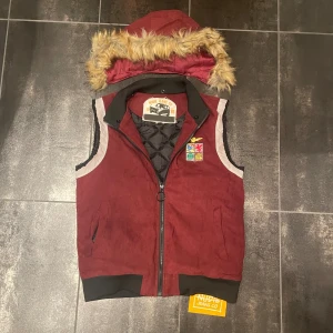Nudie Mocka väst - Tvärfet Mocka väst från Nudie med avtagbar pälshuva. Sjukt sällsynt modell, aldrig sett liknande. Osäker på nypris men skulle gissa runt 3000kr. Storlek L men passar bättre M. Nyskick, endast använd 2-3 gånger. Byten kan vara intressant och priset är självklart diskuterbart! 🫰🫰 (OBS - Var cardigan tidigare men klippte själv bort ärmarna)