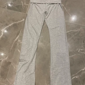 Ljusgrå yoga pants från Nelly - Supersnygga,lågmidjade yoga pants från Nelly😻Har använts 1-2 gånger och är i jättebra skick. Jättemysiga att ha till skolan, hemma eller annat🧸 Storlek S