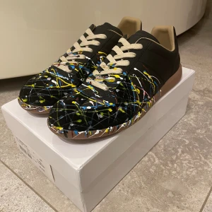 Maison margiela gats - Säljer dessa riktigt feta gats med paint splatter från Maison margiela i storlek 43. Skorna är 10/10 i skick. Box medkommer. Om du har några frågor eller funderingar, tveka inte på att höra av dej! OBS: INTE ORG1NAL.