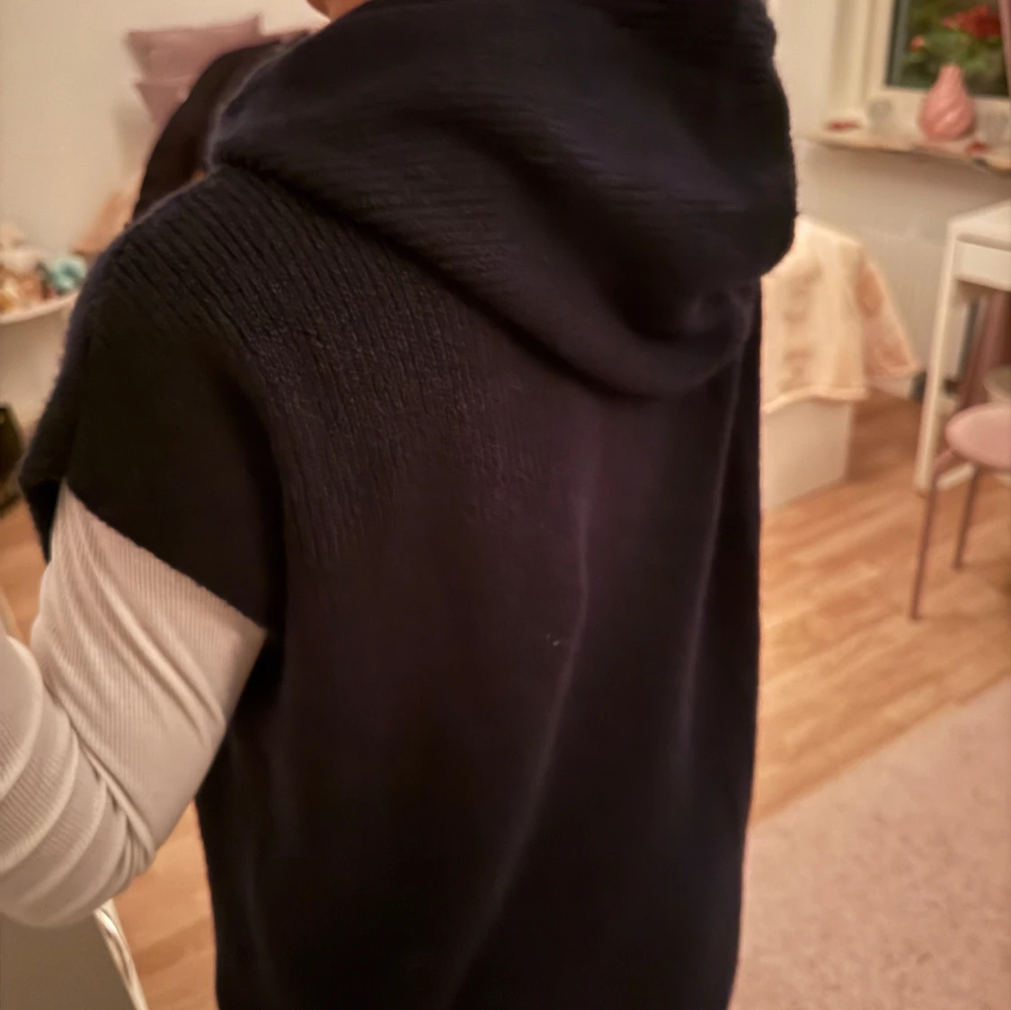 Stickad ärmlös tröja med luva - 1