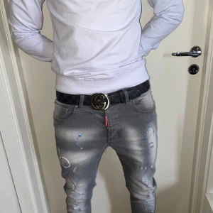 Gucci bälte 115  cm  - Helt ny. Fin replika med grym kvalitet. Modellen är 175cm väger 67kg, bär 115 cm på bilden. Pris: 799kr. Först till kvarn som gäller.skickas direkt inom 24h