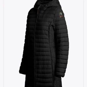 Irene dunjacka parajumpers  - Jag säljer min dunjacka då jag köpt en ny modell, använd under 2 höst säsonger så den är använd men i bra skick och oskadad. Det är en stilren och matt lightweight jacka. Modellen är slimfit och framhäver kroppsformer. vattentät,  vattenavvisande och vindtät. Dragkedja med tvåvägsfunktion. 4 ytterfickor och 1 innerficka. Passar personer som bär XS men även de som pendlar mellan S-XS för en kroppsnära fit. För fler bilder skicka ett meddelande