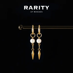 Rory Earring - Gold: Guldörhängen med pärlor och nitar - Otroligt snygga örhängen med nitar och pärlor i rostfritt stål!! Örhängena är i fin guldig färg och passar så bra för att piffa upp en outfit och lägga till en extra detalj🪽Likt alla andra våra smycken tål dessa örhängen vatten och håller sitt glans länge!! Vid frågor eller funderingar - välkommen att skriva till oss🪽