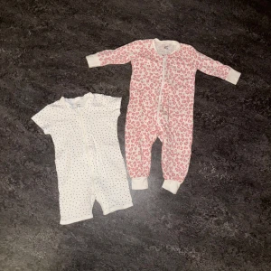 Lindex pyjamaser  - Dom är inköpta precis innan dottern gick över till storleken efter så dom är knappt använda. Det är någon liten fläck på den rosa som jag inte har behandlat efter sista användningen annars är båda två i nyskick!