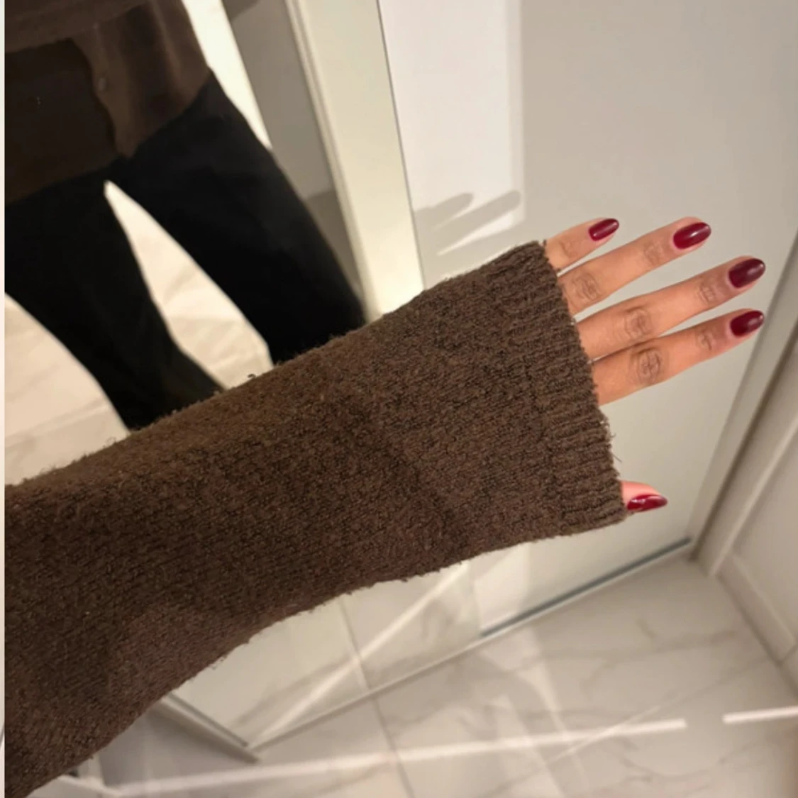 Brun stickad kofta med knappar - 1