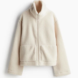 Beige teddyjacka med dragkedja - Mysig beige teddyjacka med hög krage och hel dragkedja framtill. Säljer denna efterfrågade teddy jacka från H&M, den är slutsåld på hemsidan och min är i topp skick🥰använd fåtal gånger, skriv vid intresse