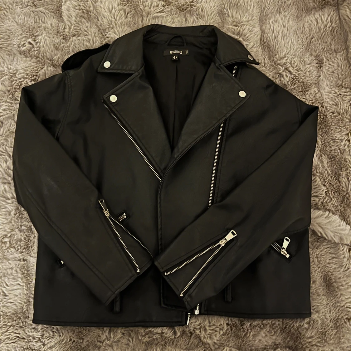 Svart skinnjacka från Missguided