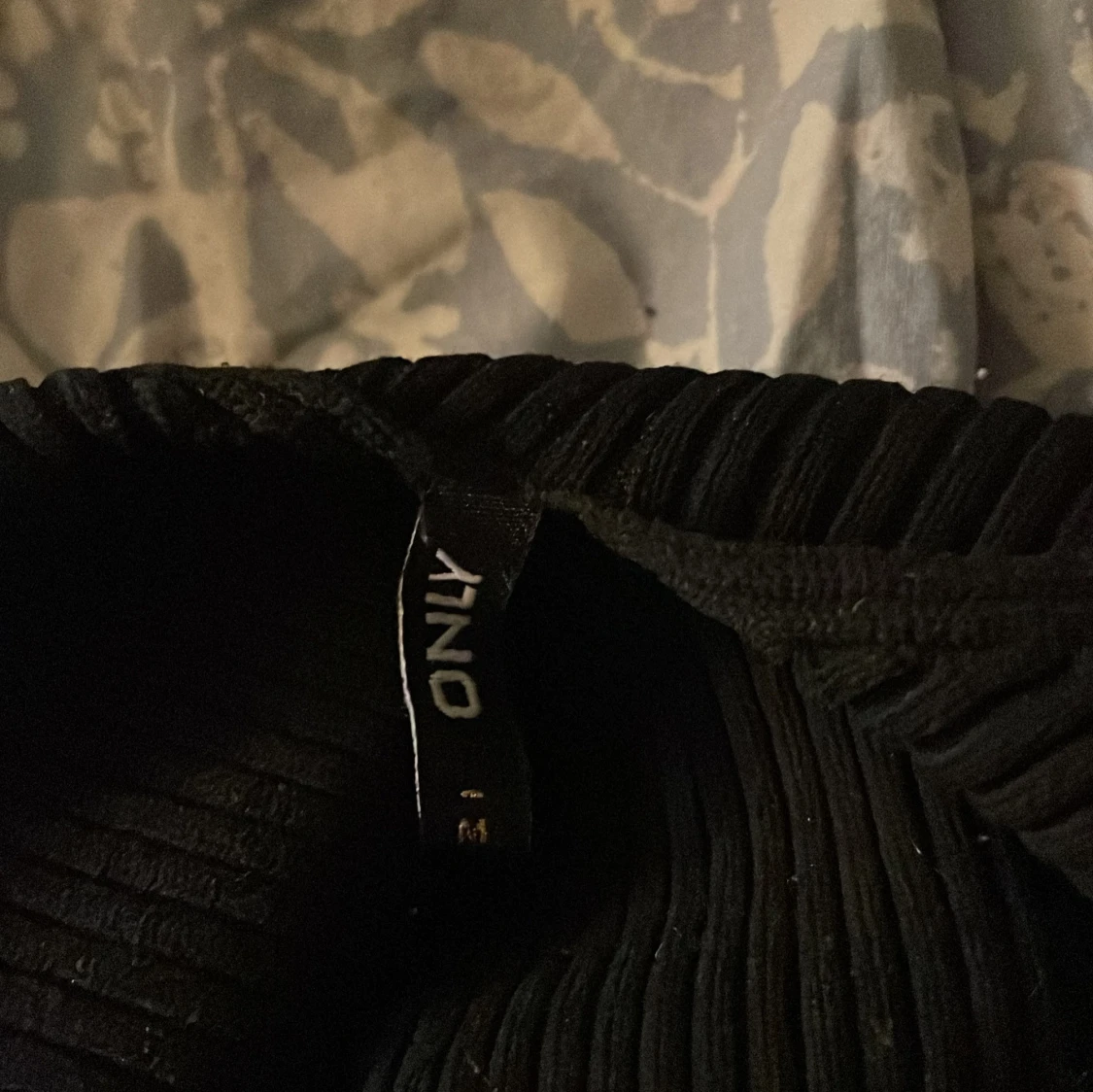 Svart ribbad topp med knyt i ryggen - 4