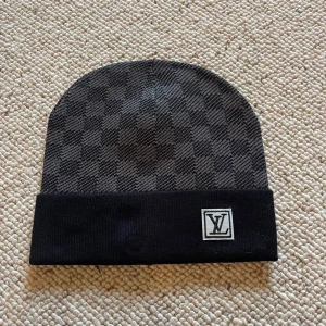 Mössa - En helt ny svart och mörk grå mössa. Pris kan diskuteras och skriv om du har några frågor. 