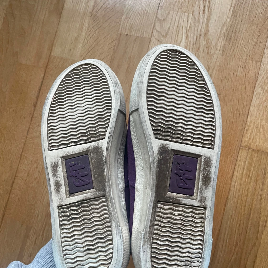 Lila sneakers med vit sula - 2