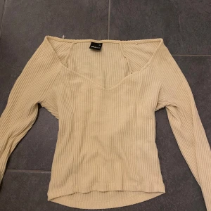 Beige ribbad topp Gina Tricot - Fin och söt topp som inte kommer till användning!!💘💘