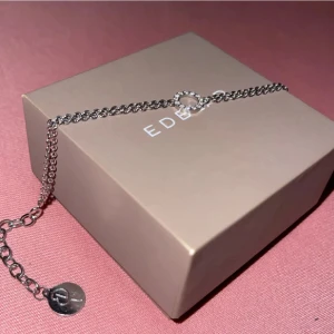 Silverarmband från Edblad  - Stilrent silverarmband från Edblad med tunn kedja och en glittrig cirkeldetalj i mitten. Armbandet har justerbar längd och en liten rund Edblad-tag vid låset. Sparsamt använd! (OBS! Box följer inte med & ingen retur) 💕
