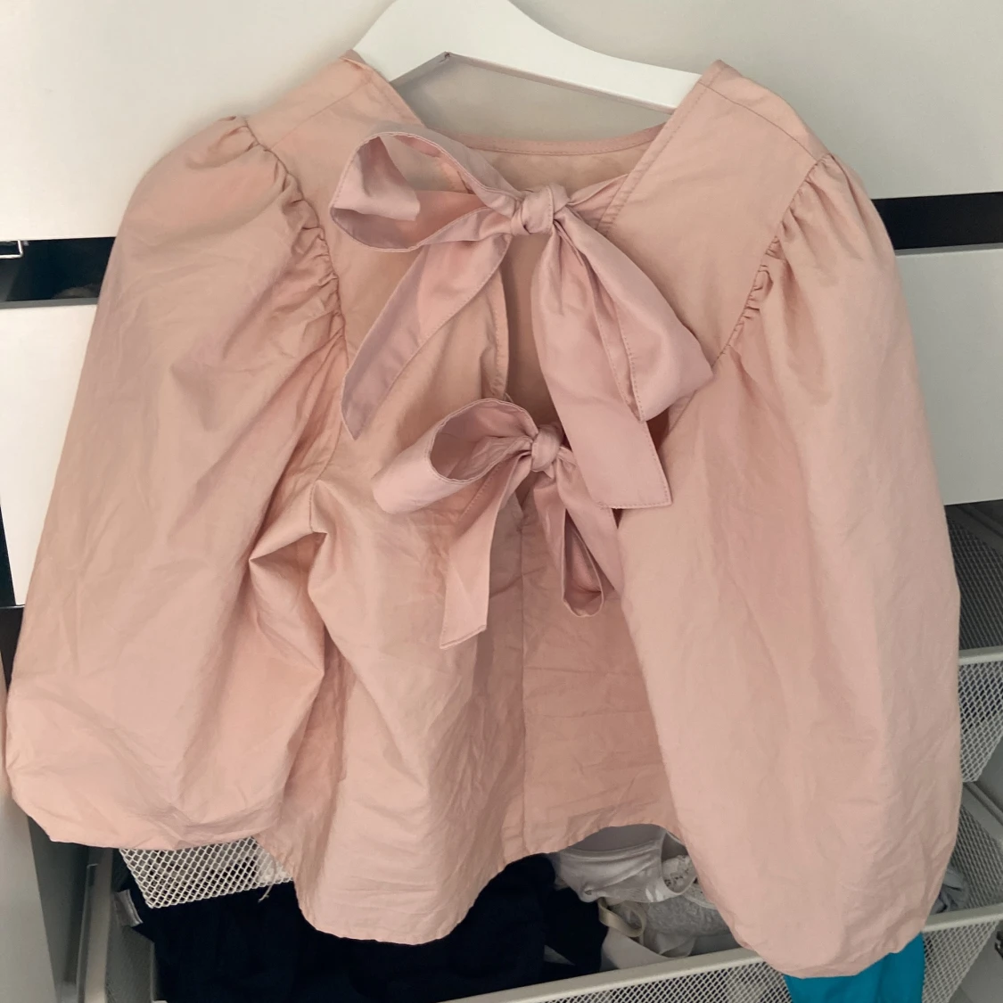 Ljusrosa blus med rosetter från H&M - 2