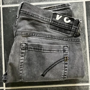 Dondup George  - Snygga grå dondup George jeans passar bra till en stilren outfit nu till hösten och vintern har dock en defekt på baksidan, kan gå ner i pris vid snabb affär 
