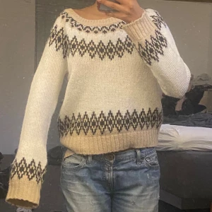 As snygg mysig stickad tröja med snyggt mönster xs/s - Jätte fina detaljer, pris går att diskutera vid snabba köp💕💕