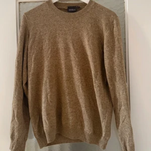 Beige rundhalsad tröja Oscar Jacobson - Tja, säljer en snygg tröja från Oscar Jacobson. Storlek S och i toppen skick. Skriv till mig vid minsta fundering. Mvh Marius 😁