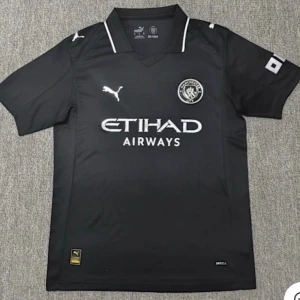 Svart Manchester City fotbollströja Puma - Snygg svart Manchester City fotbollströja från Puma med vit logga och detaljer. Tröjan har korta ärmar, klassisk krage och tryck med Etihad Airways på bröstet. Tillverkad i lätt och ventilerande material, perfekt för match eller träning.
