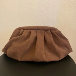 Clutchbag i brun - Vilken färg om inte brun beskriver hösten. Våran fantastiska bruna väska finns nu tillgänglig till just dig!🤎