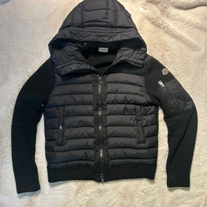 Moncler cardigan  - Moncler cardigan i Stolek M ( 2 ).                             ✅skriv för frågor, mått eller mer bilder ✅