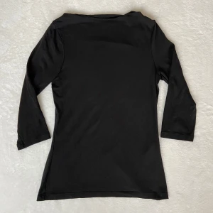 Svart trekvartsärmad tröja - Säljer en svart trekvartsärmad tröja. Är tveksam på var jag har köpt tröjan 🤷🏼‍♀️Tröjan är i storlek xs. Tröjan är andvänd, men är fortfarande i ett bra skick! Skriv vid intresse 💗