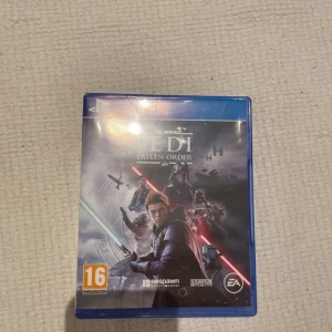Star Wars Jedi: Fallen Order PS4/PS5 - Star Wars Jedi Fallen Order: Star Wars Jedi Fallen Order som är för både PS4 och PS5 i mycket fint skick. Komplett med originalfodral och skiva, inga synliga repor eller skador. Perfekt för dig som vill ha ett prisvärt spel i mycket fint skick!. 