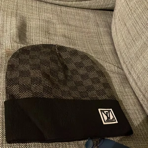 grå/svart mössa - Dm vid intresse..