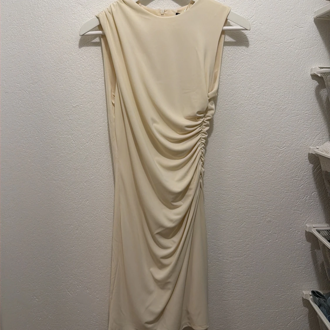 Champagnefärgad draperad klänning